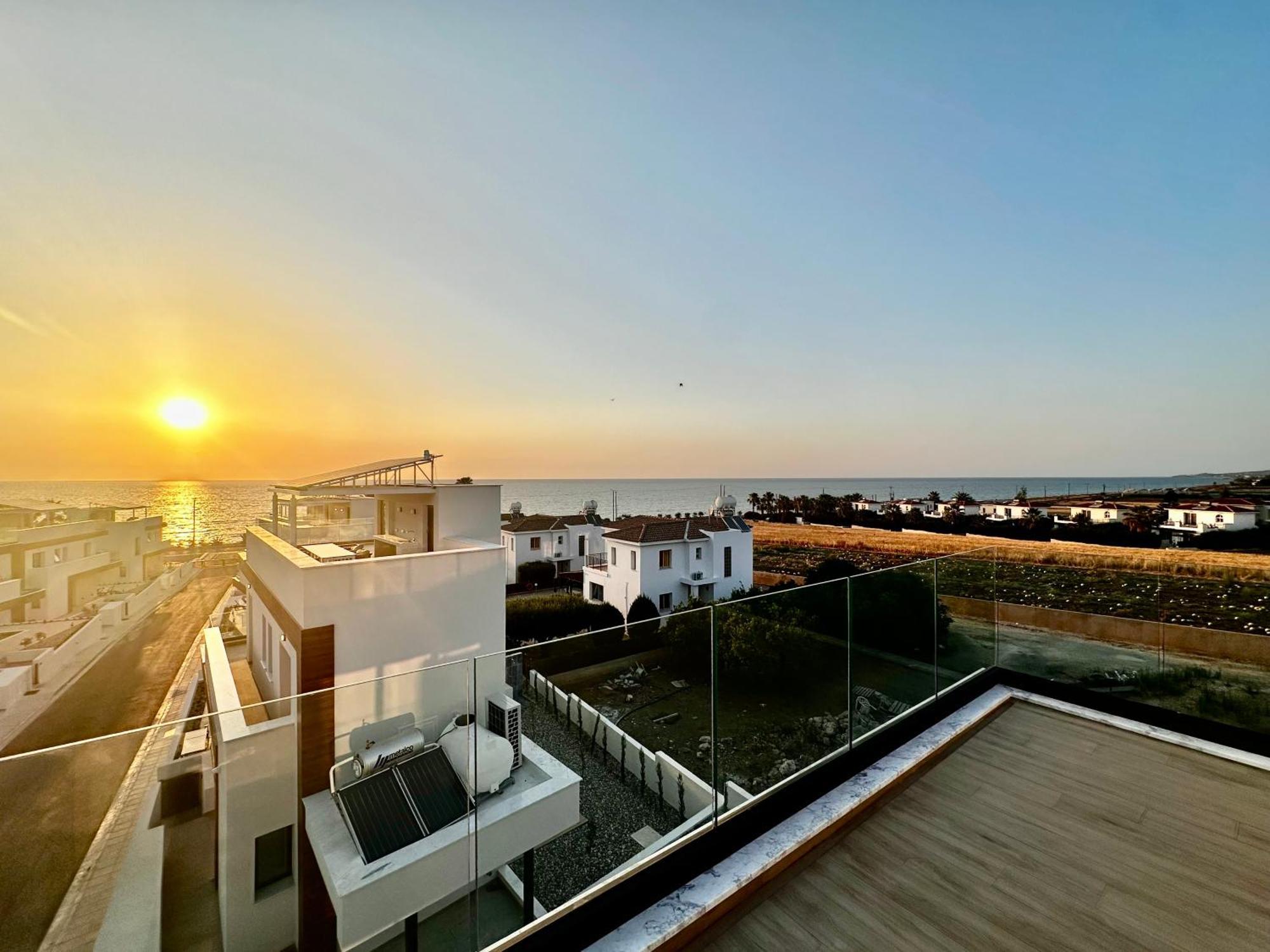 Santa Barbara Seafront W Jacuzzi Pool Βίλα Πάφος